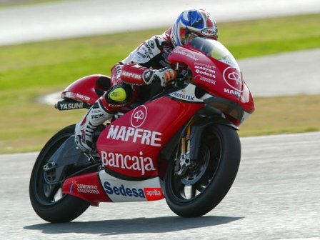 Álvaro Bautista y Bradley Smith, los más rápidos del segundo día en Jerez
