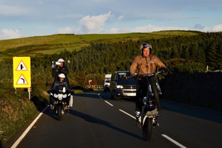¿Dar una vuelta a la Isla de Man haciendo el caballito? Dougie Lampkin lo ha hecho