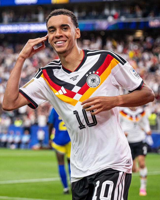 Jamal Muisala Futbolista Lo Que Mas Me Ayuda En Este Camino Es Seguir Luchando Por Victorias Y Titulos Con Mi Equipo