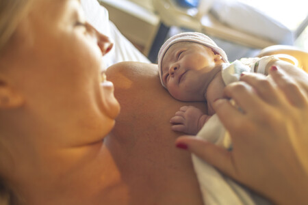 Cantarle a los bebés prematuros mientras se hace contacto piel con piel reduce la ansiedad en las madres