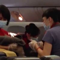 Lo que crees que nunca te pasará: una mujer da a luz en pleno vuelo