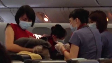 Lo que crees que nunca te pasará: una mujer da a luz en pleno vuelo
