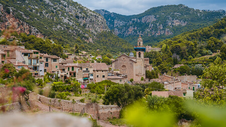 Viajes Escapadas Espana Pueblos Mallorca Encanto Playa Montana Chenoa Famosos Vacaciones