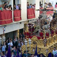 En Sevilla la mercantilización de la Semana Santa ha creado un negocio: alquiler de balcones a 9.000 euros