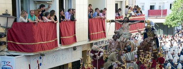 En Sevilla la mercantilización de la Semana Santa ha creado un negocio: alquiler de balcones a 9.000 euros