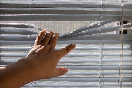 Deberias Cerrar Completamente Las Persianas O Dejar Las Rendijas Abiertas Para Que Circule La Brisa Durante Una Ola De Calor