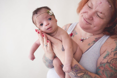 Al verla, los padres adoptivos rechazaron a la bebé y su madre biológica no dudó en quedársela