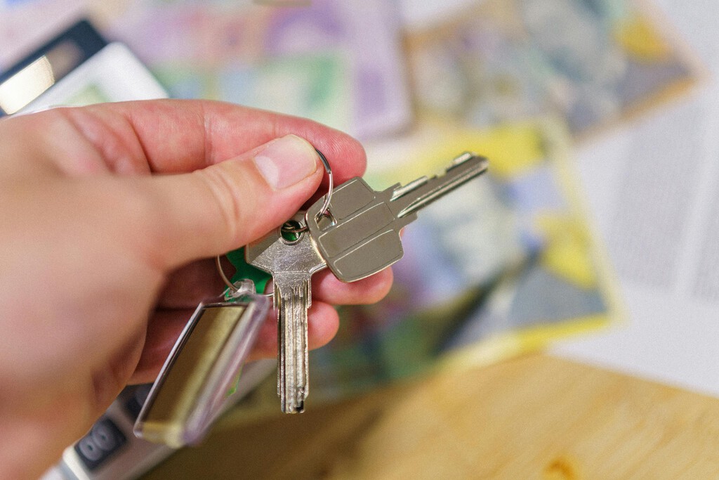 La forma fácil y rápida de abrir la puerta de casa con las llaves puestas por dentro sin tener que llamar al cerrajero