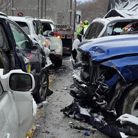 "Es la carambola más grande que hemos visto": 45 autos chocaron uno tras otro y paralizaron por horas la carretera