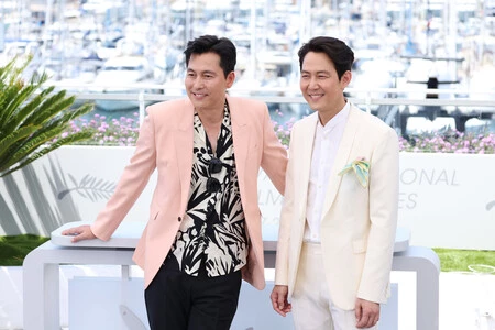 Jung Woo-sung y Lee Jung-jae confirman que el nuevo uniforme no es el de 'El juego del calamar', sino un elegante look con americana en tonos claros