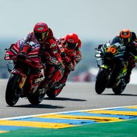 Pecco Bagnaia se rompió el tobillo en su caída en Le Mans y su presencia en la próxima carrera de MotoGP está en duda 