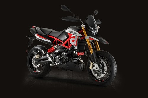 Es la cara más dura de las fun bike italianas, y se llama Aprilia Dorsoduro 900