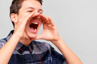 La psicología dice que las personas que hablan alto y a veces gritan no son agresivas, en realidad sienten las emociones con más fuerza que el resto