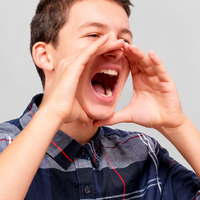 La psicología dice que las personas que hablan alto y a veces gritan no son agresivas, en realidad sienten las emociones con más fuerza que el resto