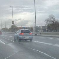 Cuando llueve conducimos peor: las cinco reglas de oro para no parecer novatos sobre mojado