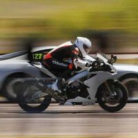 Un Toyota Supra de 1.000 CV vs una Aprilia RSV4 de 185. La bestial carrera coche contra moto del ex equipo de Ken Block