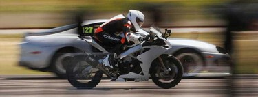Un Toyota Supra de 1.000 CV vs una Aprilia RSV4 de 185. La bestial carrera coche contra moto del ex equipo de Ken Block