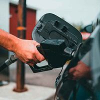 Hay quienes están pidiendo bajar impuestos para compensar la subida de precio de la gasolina, pero es un parche. La solución real no gusta a las petroleras