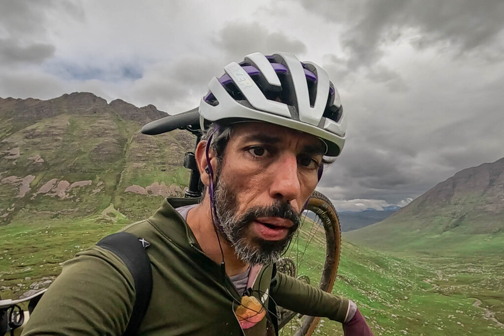 Este ciclista rozaba el récord mundial a través de Eurasia. Pero llegó a Rusia, y desde entonces no puede salir