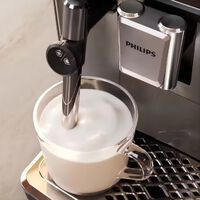 No esperes al Black Friday: esta cafetera con molinillo y espumador baja de precio y es la mejor compra para nuestra cocina 