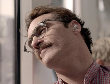 「Her」(スパイク・ジョーンズ、2013年)。 AirPods が発売される 3 年前の私たちにとって、これらのワイヤレス ヘッドフォンは SF のように見えました。