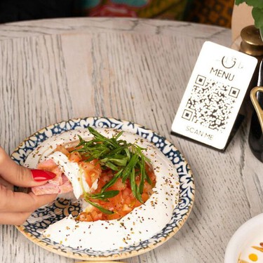 Escanear el menú en código QR de un restaurante puede salirte caro: autoridades alertan por nuevo fraude