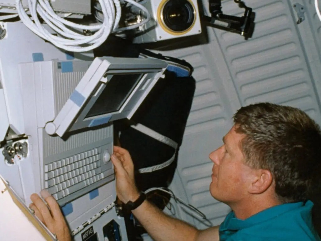 En 1991, la NASA envió el primer email desde el espacio. Lo increíble es que no usó un superordenador, sino un Mac que cualquiera podía comprar En 1991, la NASA envió el primer email desde el espacio. Lo increíble es que no usó un superordenador, sino un Mac que cualquiera podía comprar
