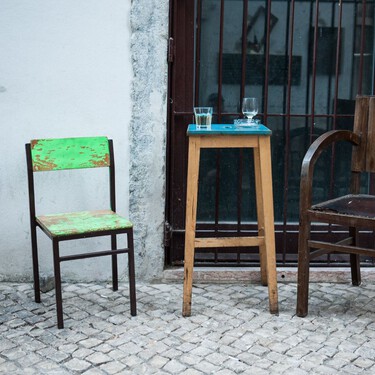 Sacar sillas a la calle para "tomar el fresco" tiene los días contados en Barcelona: así es la nueva ordenanza contra los domingueros de barrio