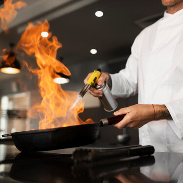 No sabías que necesitabas un soplete de cocina hasta que empiezas a usarlo: imprescindible para flambear, gratinar y ahumar