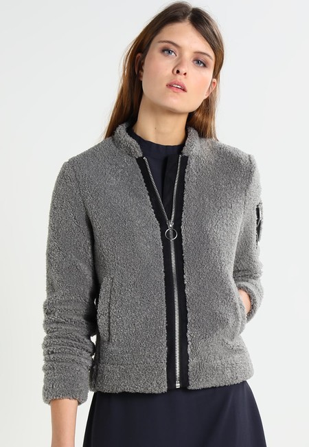 40% de descuento en la chaqueta de entretiempo Gipsy Kaia en Zalando. Su precio es de 47,95 euros con envío gratis