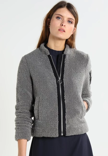 40% de descuento en la chaqueta de entretiempo Gipsy Kaia en Zalando. Su precio es de 47,95 euros con envío gratis 