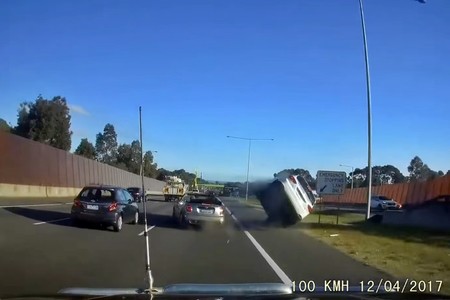 No hubo heridos, pero este vídeo es un decálogo de irresponsabilidades que acabó a lo escena de acción