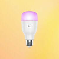 MediaMarkt deja esta bombilla inteligente Xiaomi a mitad de precio: un chollo para crear ambientes de luz blanca o color en casa  