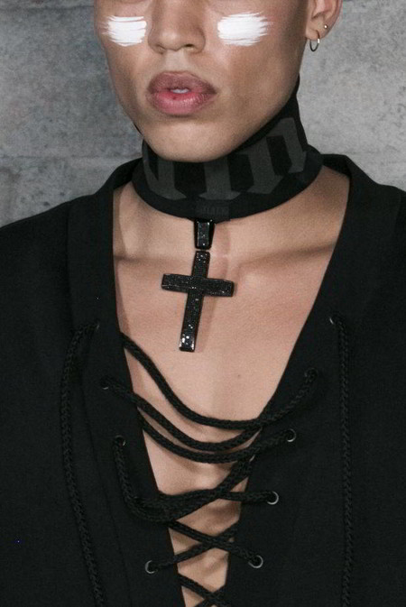 La joyería con motivos religiosos se apodera de los looks urbanos de la temporada