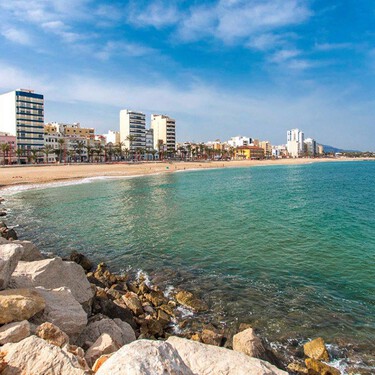 El pueblo de Castellón que recuerda a Menorca: aguas cristalinas y calas de arena blanca entre acantilados