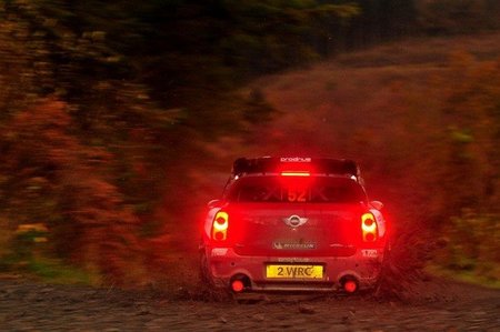 Rally de Gales 2011: Jari-Matti Latvala recorta distancias. Kris Meeke vuela con el Mini