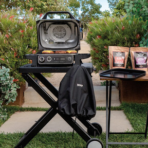 Convertimos nuestro balcón o pequeña terraza en un asador de lujo con este completo kit de barbacoa eléctrica y soporte