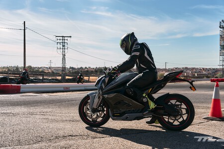 Ultraviolette F77 2025 Prueba 011