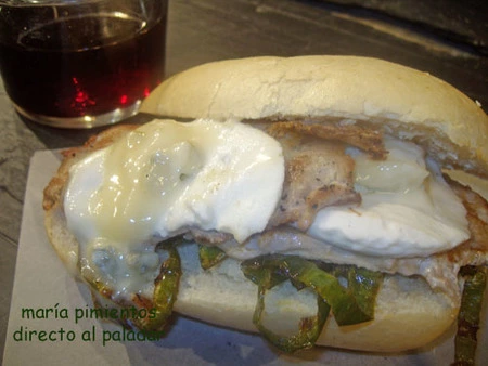 Bocata de lomo con queso y pimientos. Receta