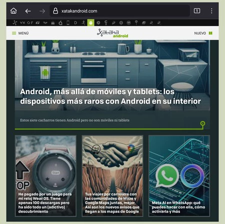 折りたたみスマートフォンの内部画面にデスクトップ モードで表示された PCTech.click のカバー。