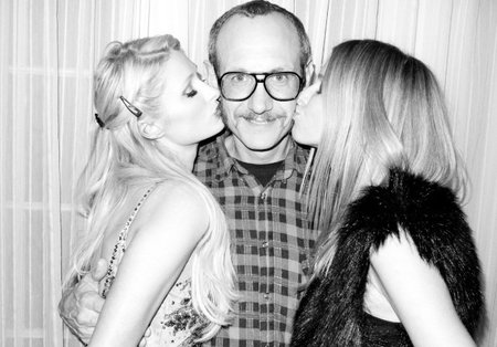 Las Hilton y su 'sandwich' con Richardson. ¡Qué glamour, o sea nenas!