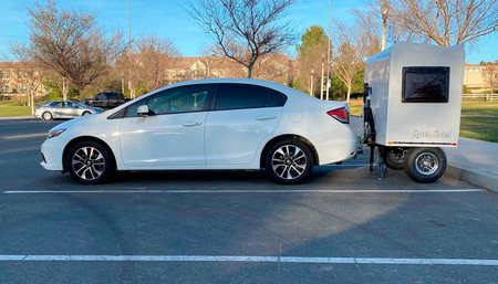 Esta minicaravana de bolsillo puede ser remolcada por casi cualquier coche y cuesta poco más de 5.200 euros