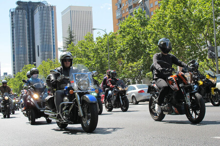 Los moteros contra la DGT: habrá manifestación para pedir guardarraíles más seguros, menos peajes para las motos y mucho más