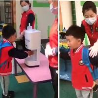 Así vuelven al cole los niños en China: el estricto protocolo de desinfección antes de entrar a clase 
