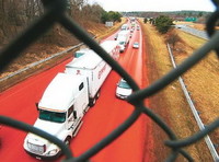Un camión con pérdidas deja una autopista pintada de rojo en Massachusetts