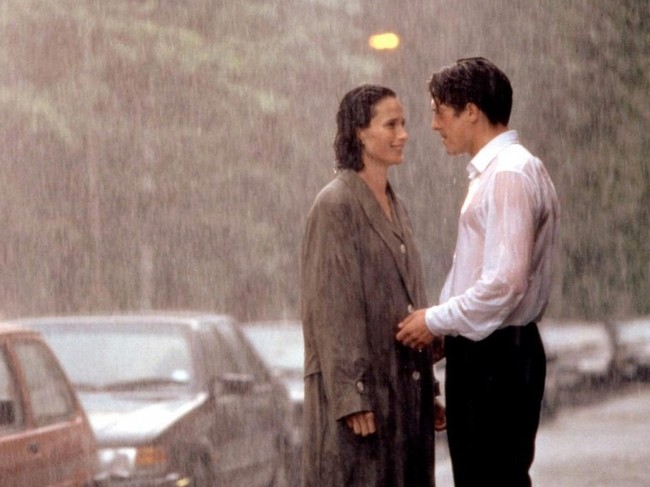 Four Weddings And A Funeral 1994 001 Hugh Grant Andie Macdowell In The Rain