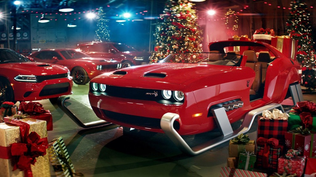 Santa Claus quiere que te portes mal este año: así es el Challenger Hellcat en versión trineo
