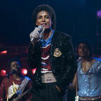 El biopic de Michael Jackson parecía una jugada arriesgada dado el legado del artista. Ha resultado ser todo lo contrario