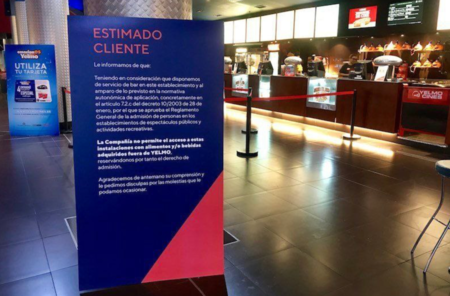 En Yelmo están prohibiendo algo perfectamente legal, entrar al cine con tu comida y bebida. Así puedes reclamar