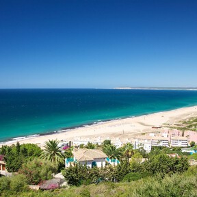 El pueblo marinero de 1000 habitantes con playas turquesa, chiringuitos de pescaíto frito y callejones blancos para desconectar de vacaciones 